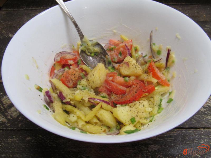 Фото приготовление рецепта: Теплый картофельный салат с помидором и фасолью шаг №5
