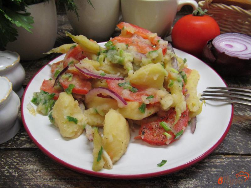 Фото приготовление рецепта: Теплый картофельный салат с помидором и фасолью шаг №6