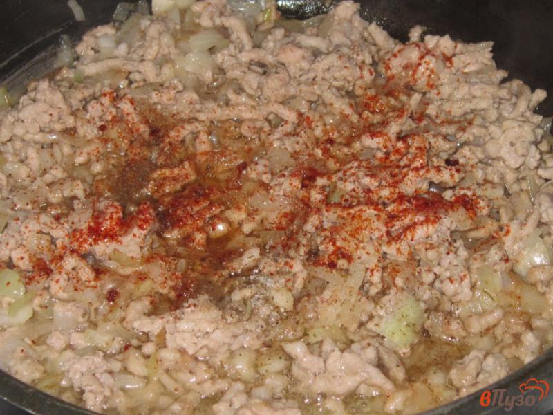 Фото приготовление рецепта: Картофельная запеканка с фаршем и помидорами шаг №3