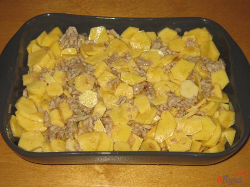 Фото приготовление рецепта: Картофельная запеканка с фаршем и помидорами шаг №4