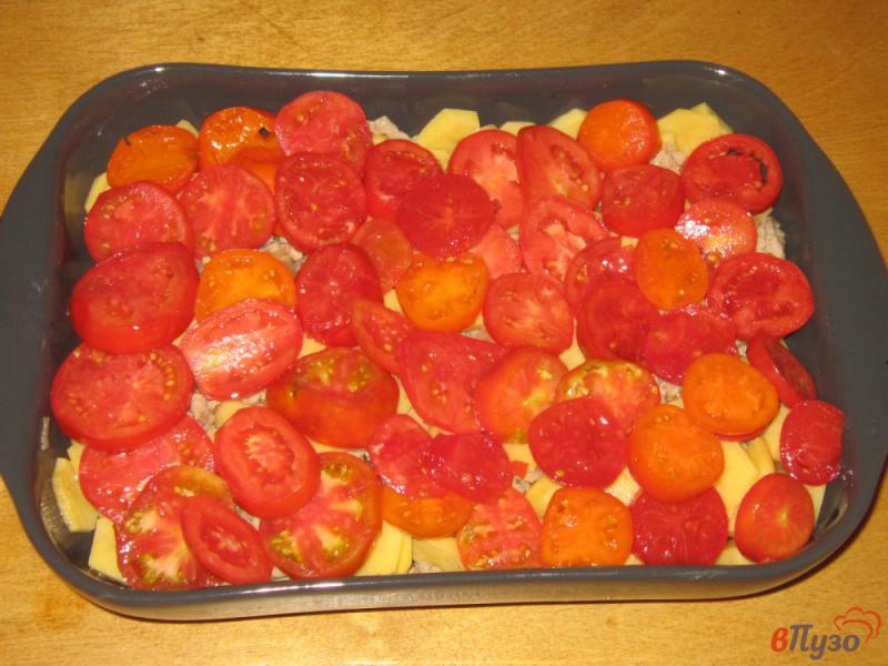 Фото приготовление рецепта: Картофельная запеканка с фаршем и помидорами шаг №5