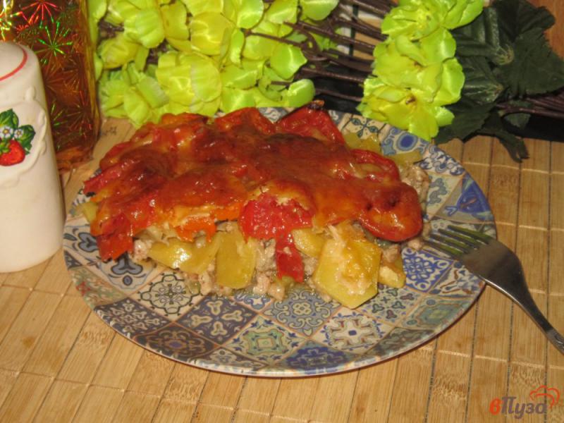 Фото приготовление рецепта: Картофельная запеканка с фаршем и помидорами шаг №7