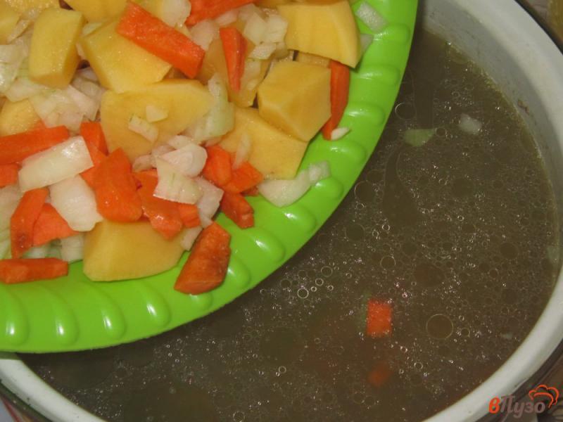 Фото приготовление рецепта: Томатный суп с фрикадельками и грибами шаг №3