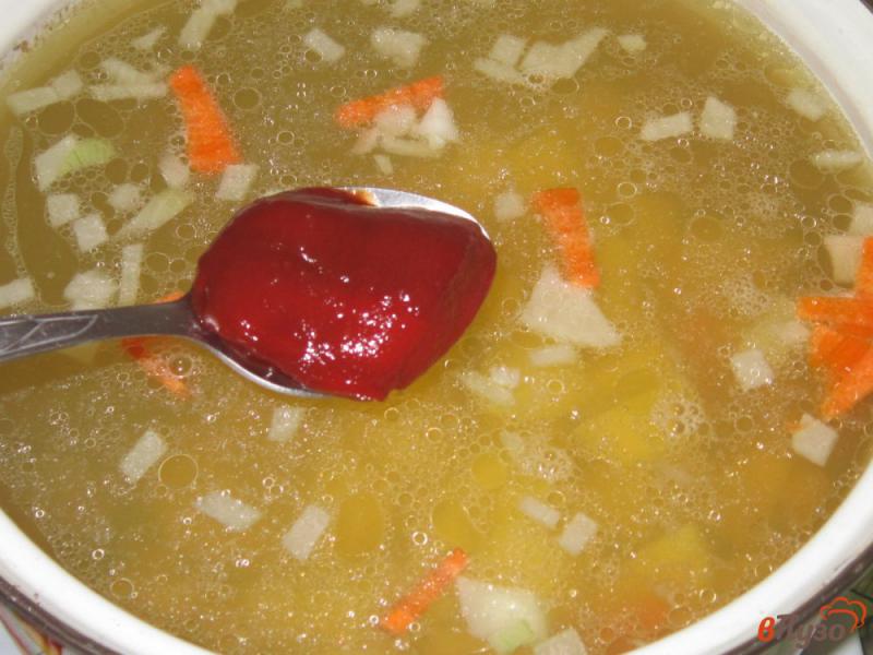 Фото приготовление рецепта: Томатный суп с фрикадельками и грибами шаг №4