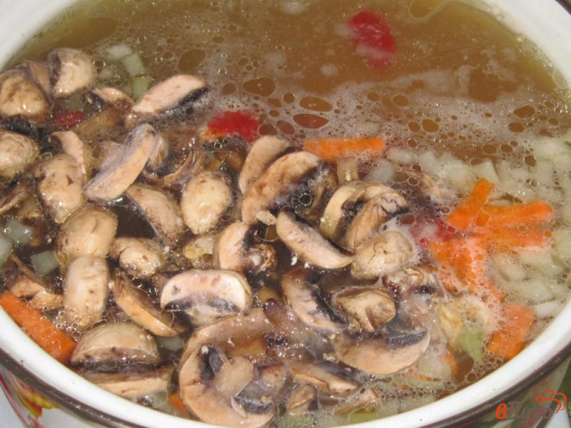 Фото приготовление рецепта: Томатный суп с фрикадельками и грибами шаг №5
