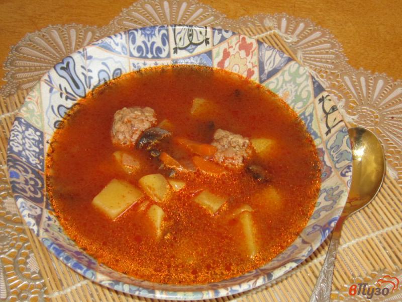 Фото приготовление рецепта: Томатный суп с фрикадельками и грибами шаг №6