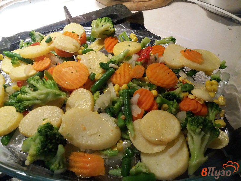 Фото приготовление рецепта: Куриные окорочка запеченные с овощами шаг №4