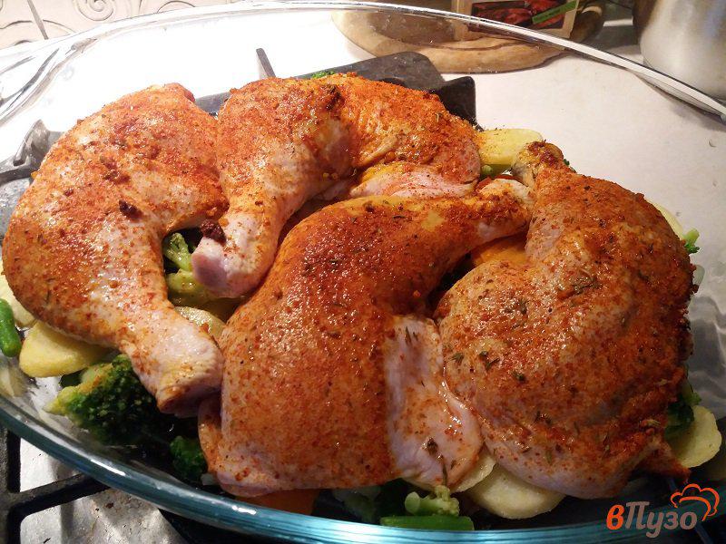 Фото приготовление рецепта: Куриные окорочка запеченные с овощами шаг №5