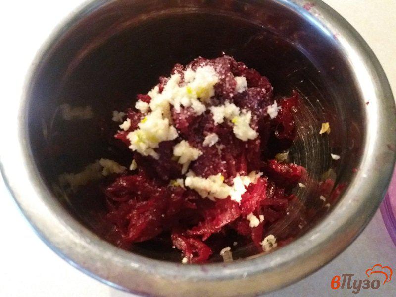 Фото приготовление рецепта: Салат из свеклы с чеснок и изюмом шаг №3
