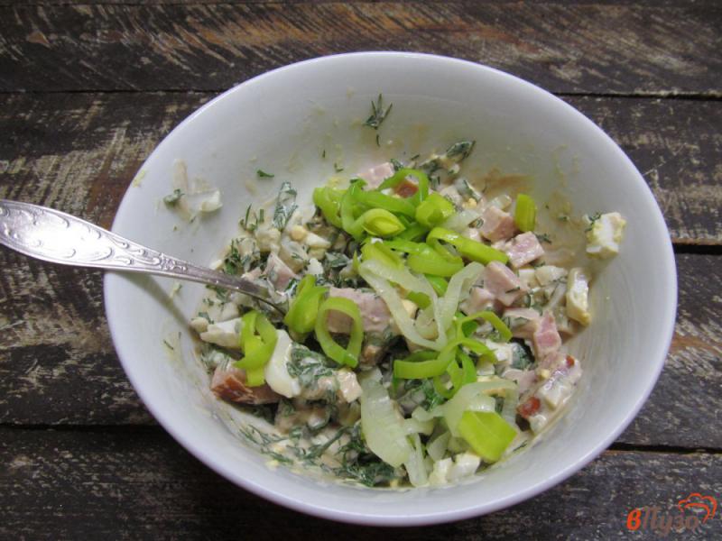 Фото приготовление рецепта: Салат с ветчиной каперсами и луком-порей шаг №7
