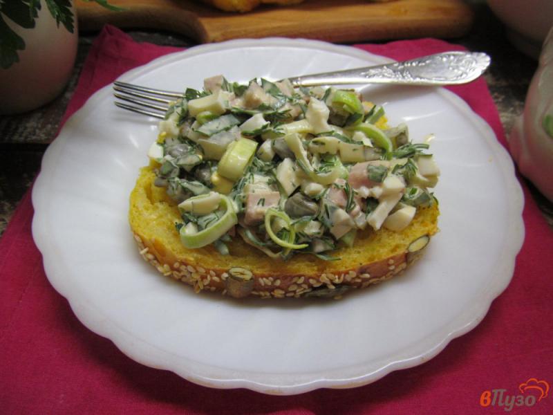 Фото приготовление рецепта: Салат с ветчиной каперсами и луком-порей шаг №8