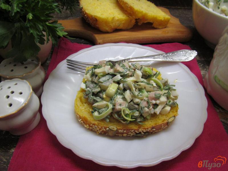 Фото приготовление рецепта: Салат с ветчиной каперсами и луком-порей шаг №9
