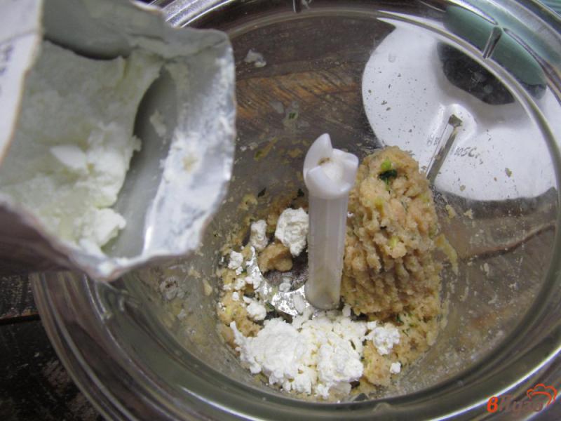 Фото приготовление рецепта: Котлеты из индейки с луком -порей и сыром фета шаг №5