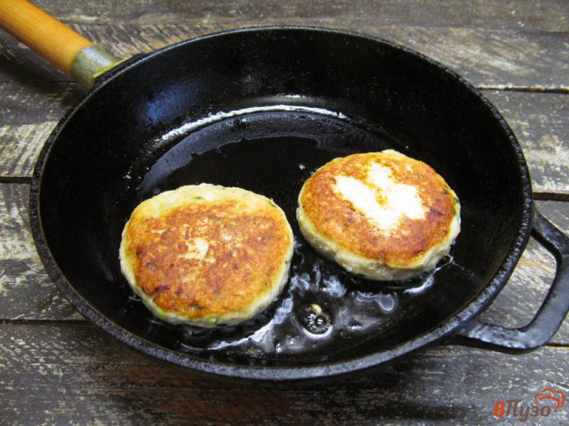 Фото приготовление рецепта: Котлеты из индейки с луком -порей и сыром фета шаг №7
