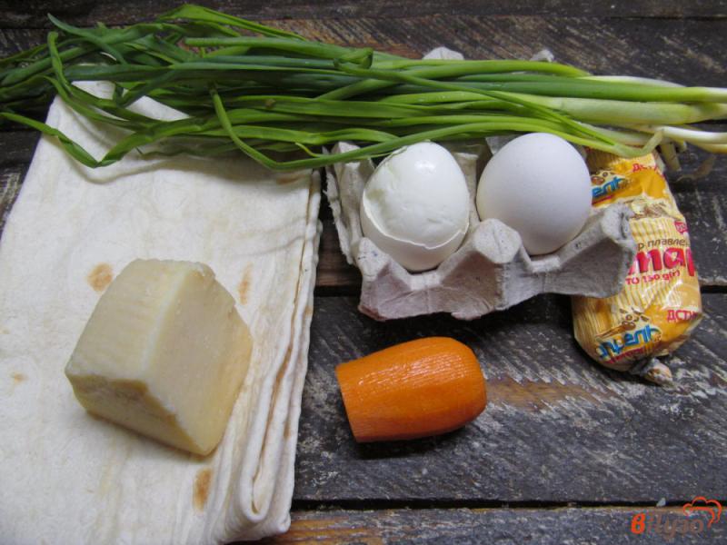 Фото приготовление рецепта: Рулет из лаваша с рыбой сыром и яйцом шаг №2