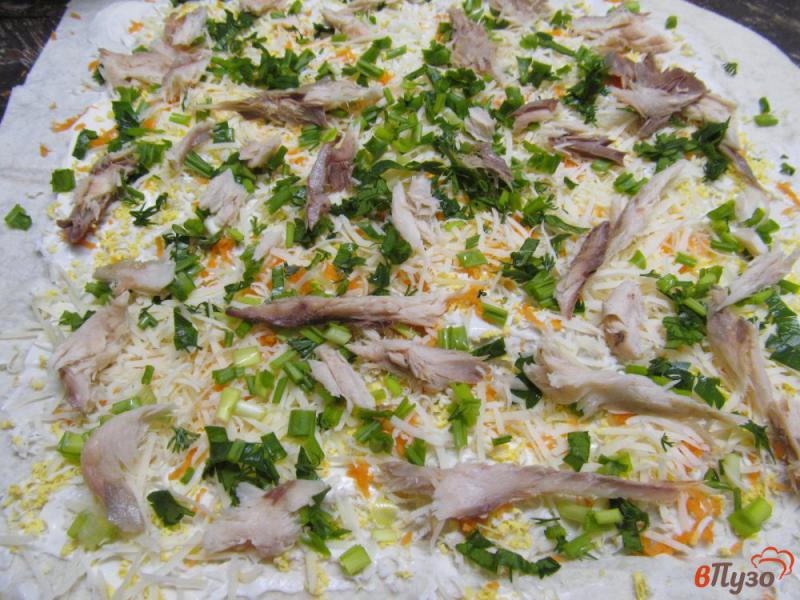 Фото приготовление рецепта: Рулет из лаваша с рыбой сыром и яйцом шаг №7