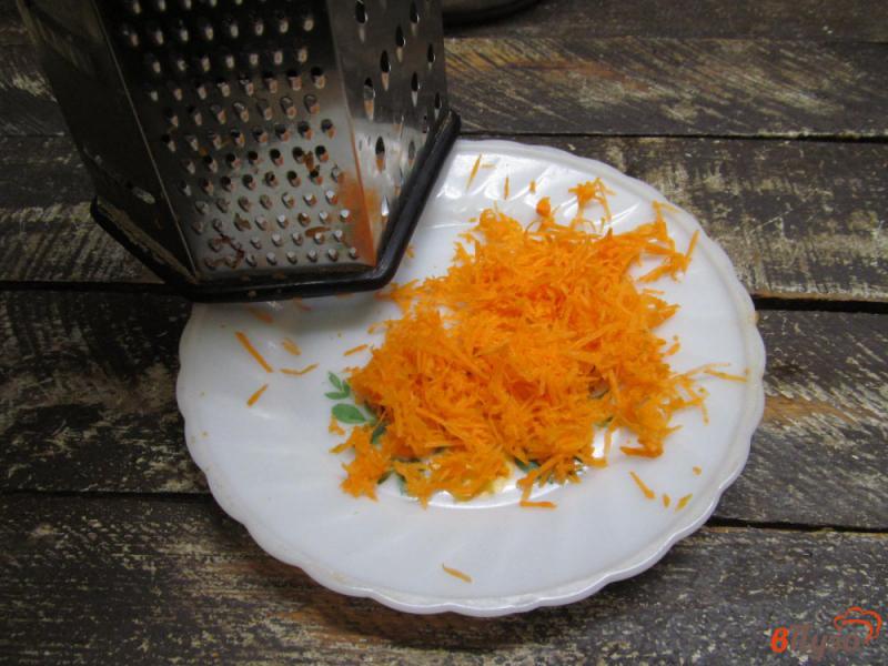 Фото приготовление рецепта: Пряная овсяная каша с яблоком и морковью шаг №3