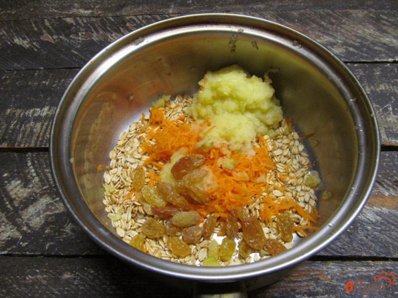 Фото приготовление рецепта: Пряная овсяная каша с яблоком и морковью шаг №4