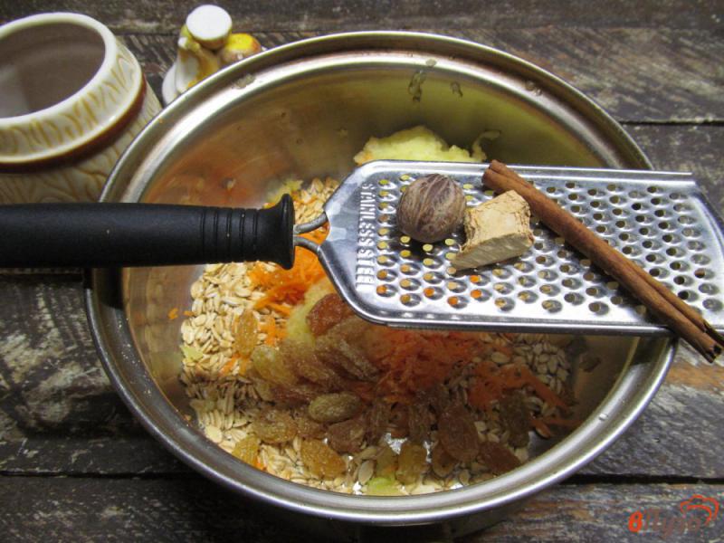 Фото приготовление рецепта: Пряная овсяная каша с яблоком и морковью шаг №5