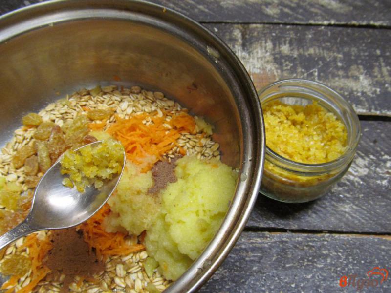 Фото приготовление рецепта: Пряная овсяная каша с яблоком и морковью шаг №6