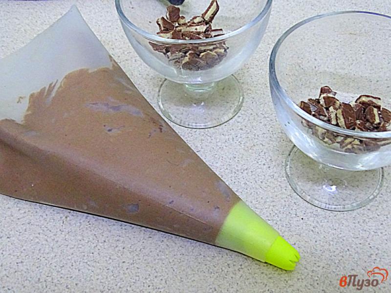 Фото приготовление рецепта: Шоколадный десерт из сметаны шаг №8