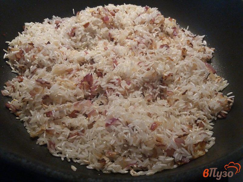 Фото приготовление рецепта: Жаренный острый рис шаг №4