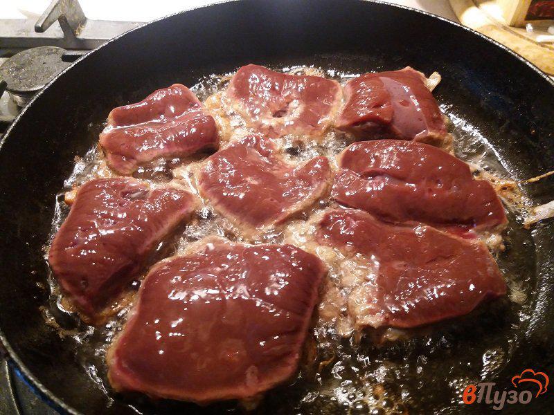 Фото приготовление рецепта: Говяжья печень в кляре с луковым соусом шаг №6