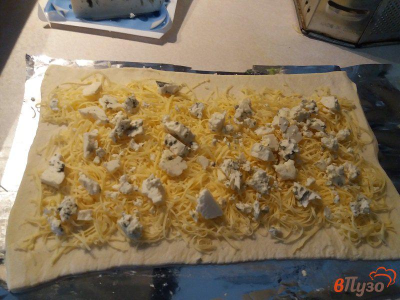 Фото приготовление рецепта: Слоеные рулетики с креветками и голубым сыром шаг №6