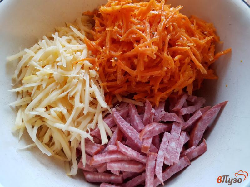 Фото приготовление рецепта: Салат из корейской моркови, сыра и колбасы шаг №3