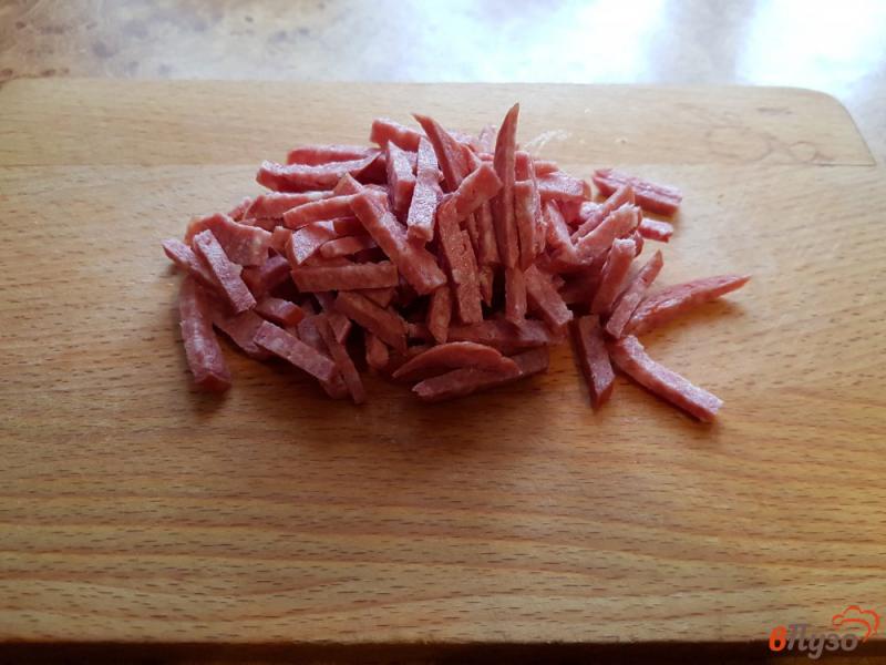 Фото приготовление рецепта: Салат из корейской моркови, сыра и колбасы шаг №1
