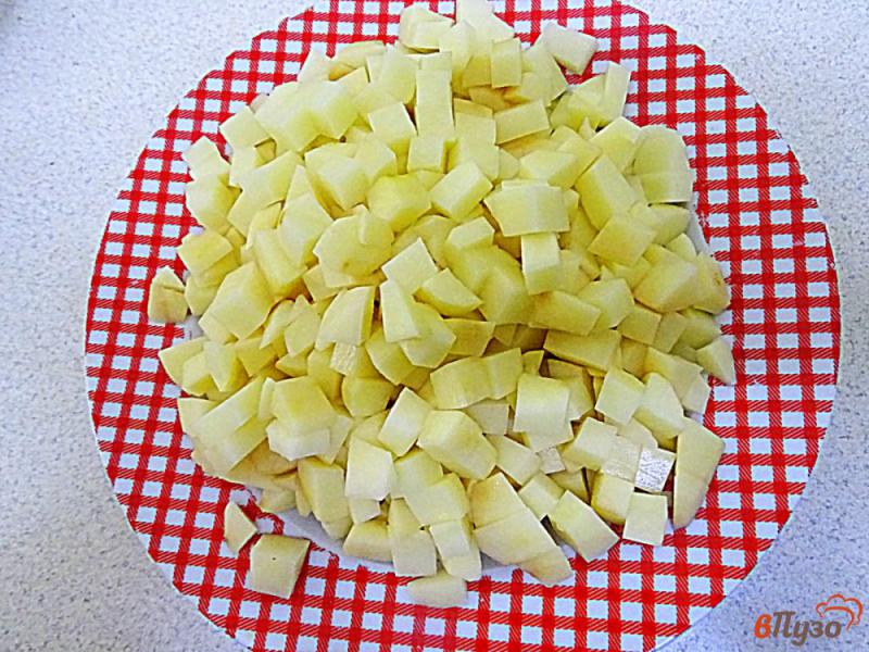 Фото приготовление рецепта: Картошка жареная с яйцами и помидорами шаг №2