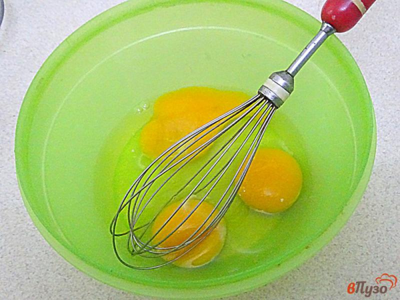 Фото приготовление рецепта: Картошка жареная с яйцами и помидорами шаг №4