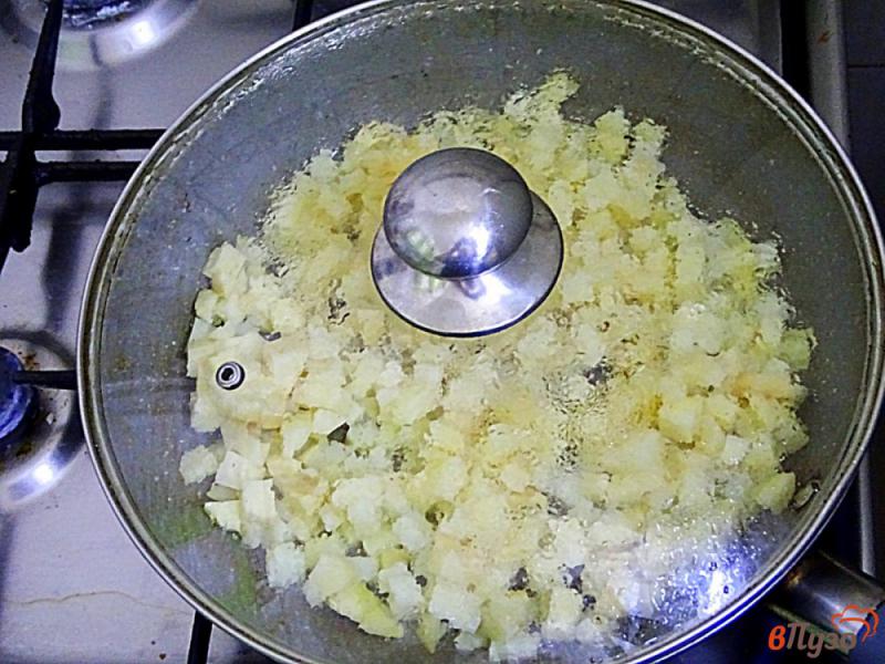 Фото приготовление рецепта: Картошка жареная с яйцами и помидорами шаг №3