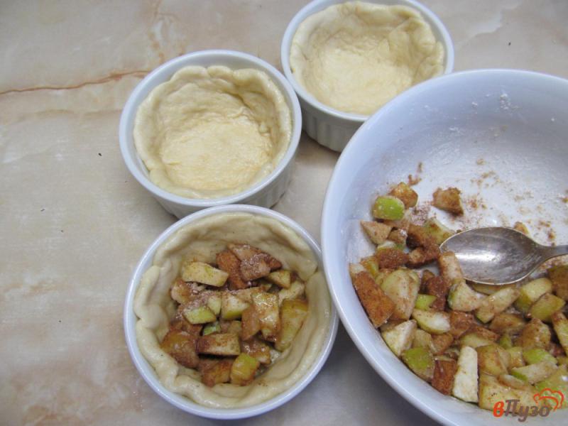 Фото приготовление рецепта: Порционные пироги с яблочной начинкой шаг №11