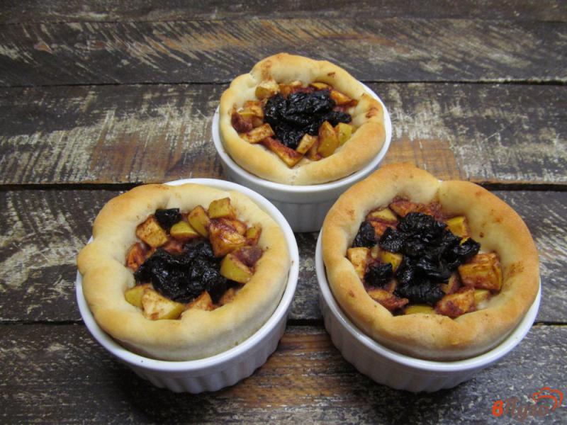 Фото приготовление рецепта: Порционные пироги с яблочной начинкой шаг №13
