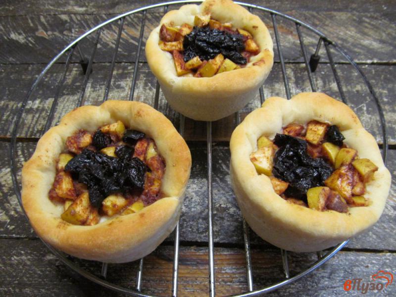 Фото приготовление рецепта: Порционные пироги с яблочной начинкой шаг №14