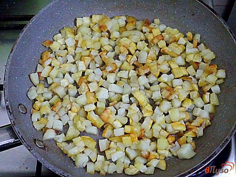 Фото приготовление рецепта: Картошка жареная с яйцами и помидорами шаг №9