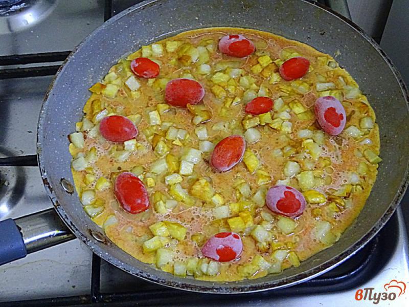 Фото приготовление рецепта: Картошка жареная с яйцами и помидорами шаг №10