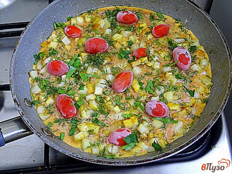 Фото приготовление рецепта: Картошка жареная с яйцами и помидорами шаг №11