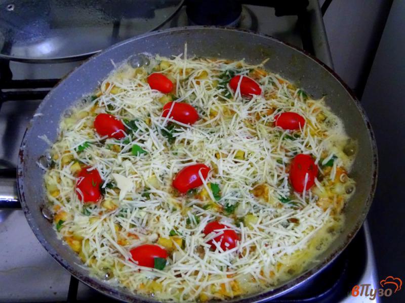 Фото приготовление рецепта: Картошка жареная с яйцами и помидорами шаг №12