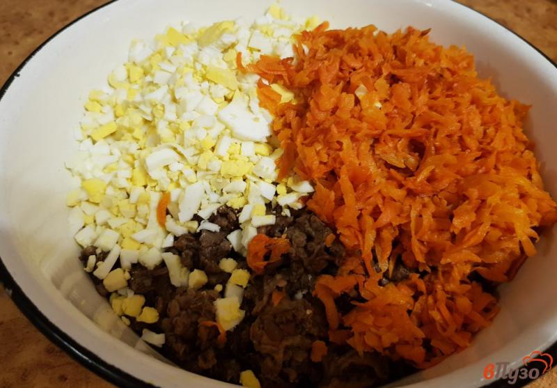 Фото приготовление рецепта: Салат из сушеных грибов и яиц шаг №8