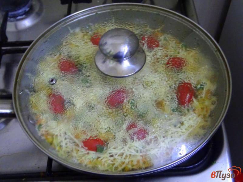 Фото приготовление рецепта: Картошка жареная с яйцами и помидорами шаг №13