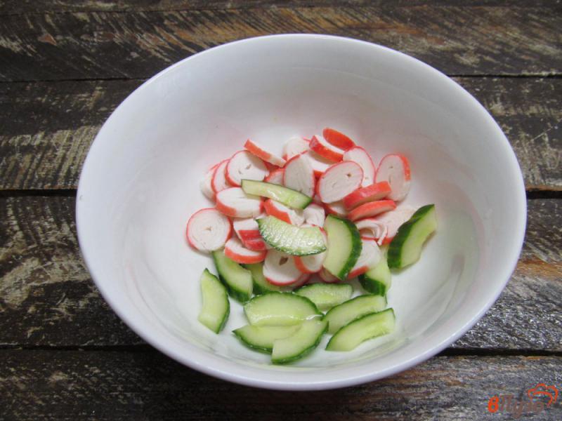 Фото приготовление рецепта: Салат с крабовыми палочками и сыром моцарелла шаг №1
