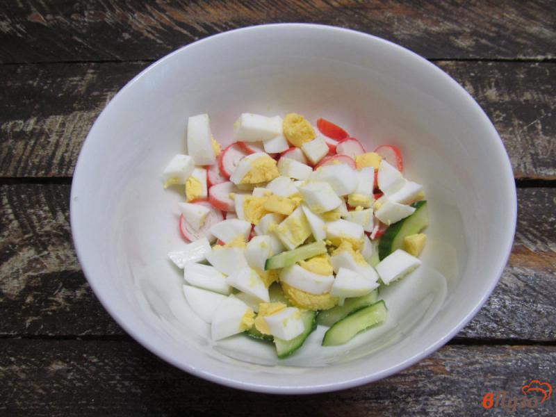 Фото приготовление рецепта: Салат с крабовыми палочками и сыром моцарелла шаг №2