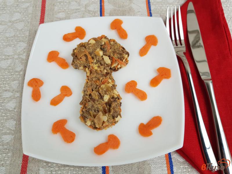 Фото приготовление рецепта: Салат из сушеных грибов и яиц шаг №14