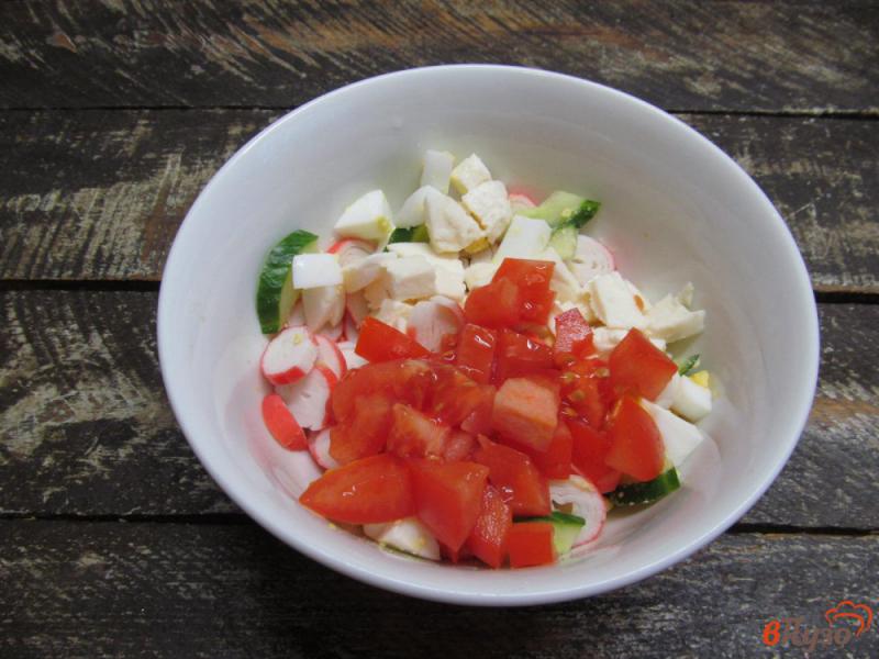 Фото приготовление рецепта: Салат с крабовыми палочками и сыром моцарелла шаг №4