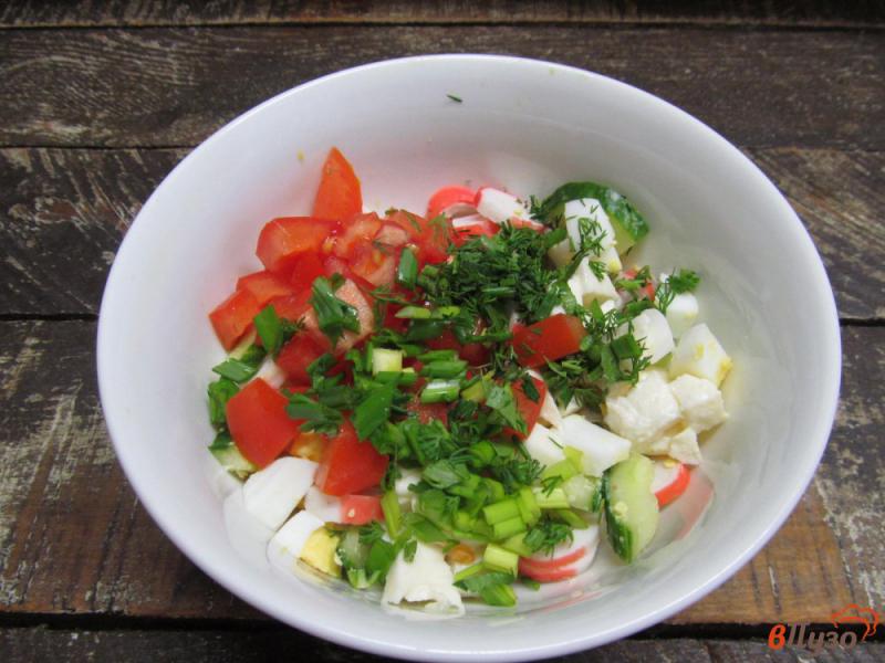 Фото приготовление рецепта: Салат с крабовыми палочками и сыром моцарелла шаг №5