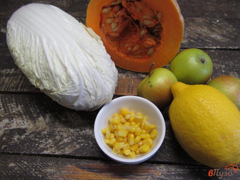 Фото приготовление рецепта: Легкий салат с пекинской капустой тыквой и кукурузой шаг №1