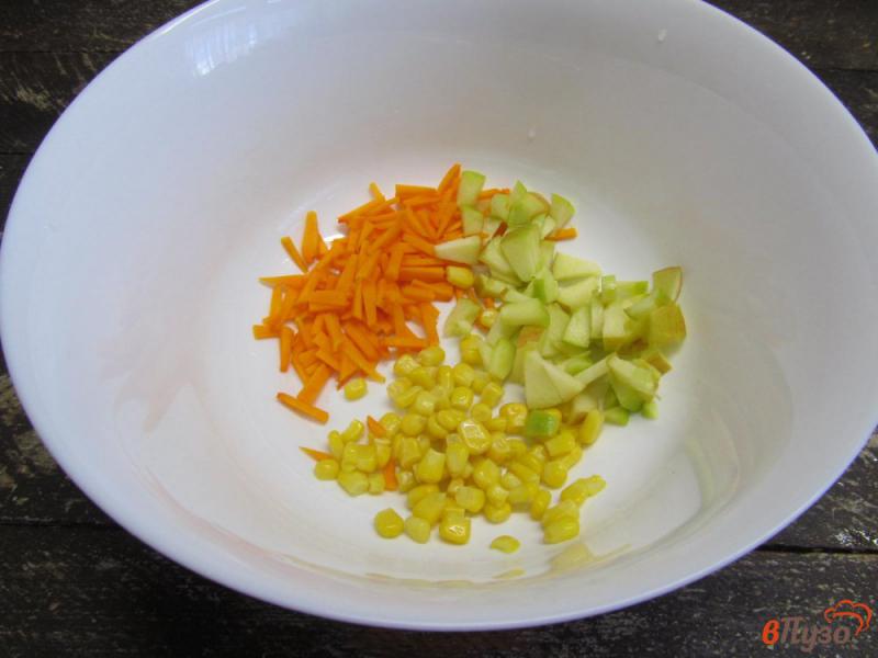 Фото приготовление рецепта: Легкий салат с пекинской капустой тыквой и кукурузой шаг №2