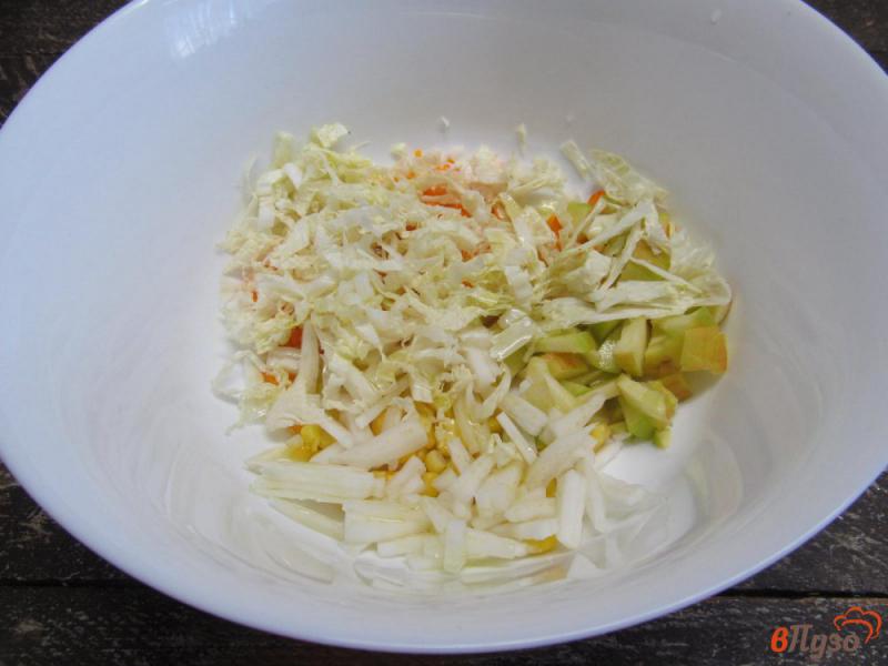 Фото приготовление рецепта: Легкий салат с пекинской капустой тыквой и кукурузой шаг №3